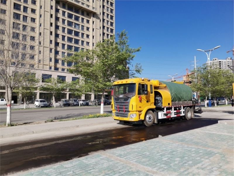 瀝青灑布車博爾塔拉LS小區內施工現場